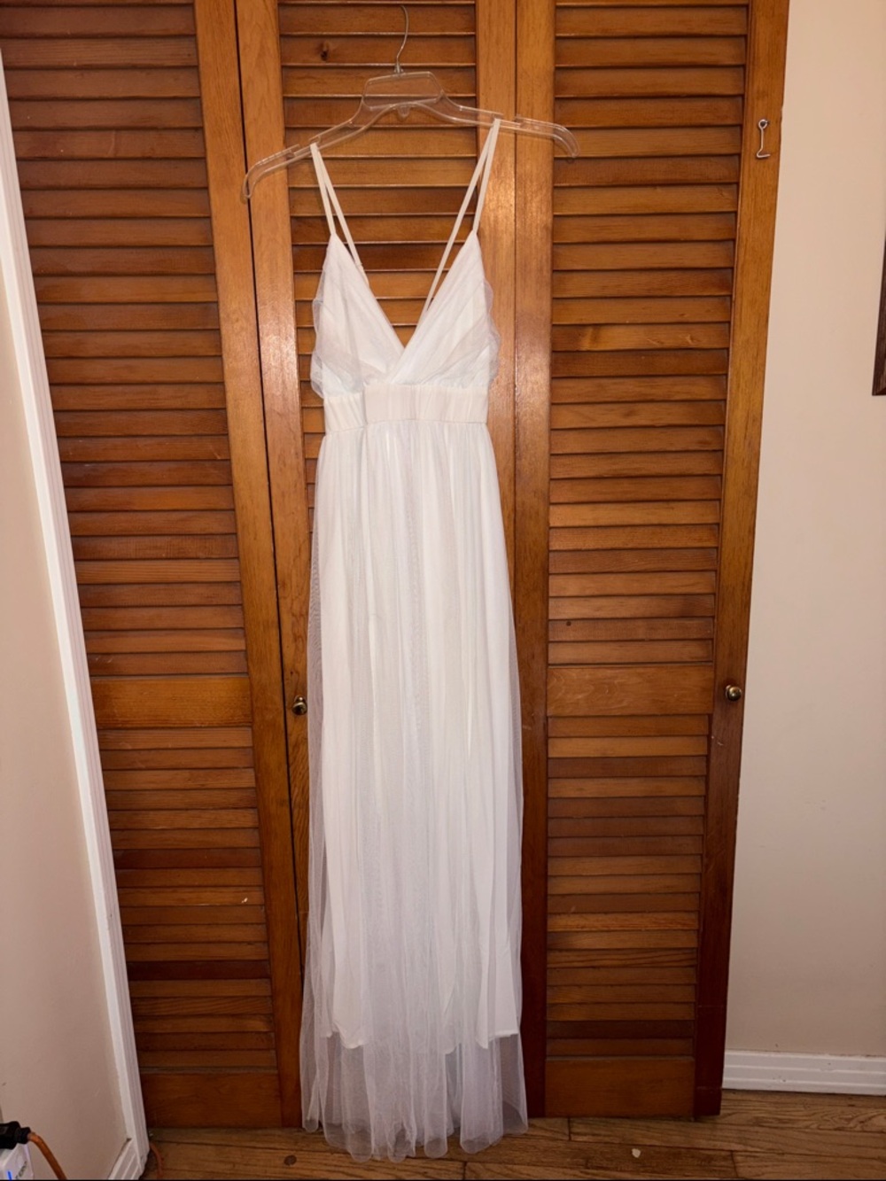 Elegant White V-Neck Tulle Maxi Dress